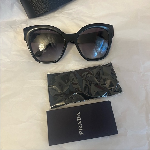 Authentic black  Prada sunglasses - Picture 3 of 5